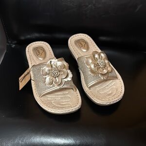 White Mountain Cliffs NWT Gold/ Tan Sandals with Floral Embellishment sz 10w
